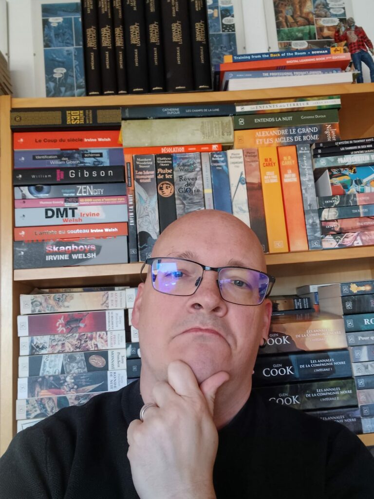 Le réalisateur inspiré devant sa grosse bibliothèque